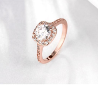 Anello di fidanzamento con diamante incastonato