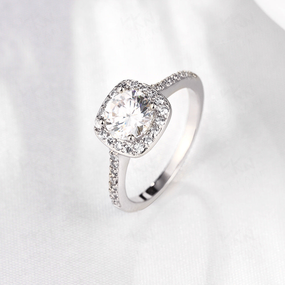 Anello di fidanzamento con diamante incastonato