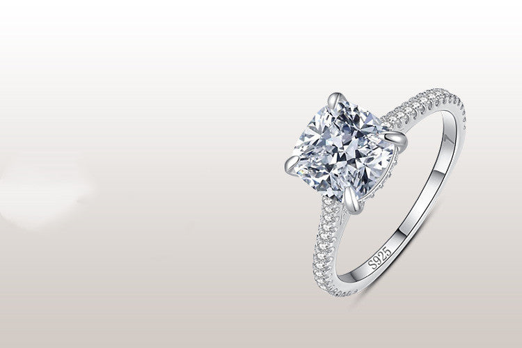 Anello di fidanzamento con diamante incastonato pregiato
