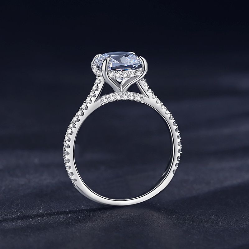 Anello di fidanzamento con diamante incastonato pregiato