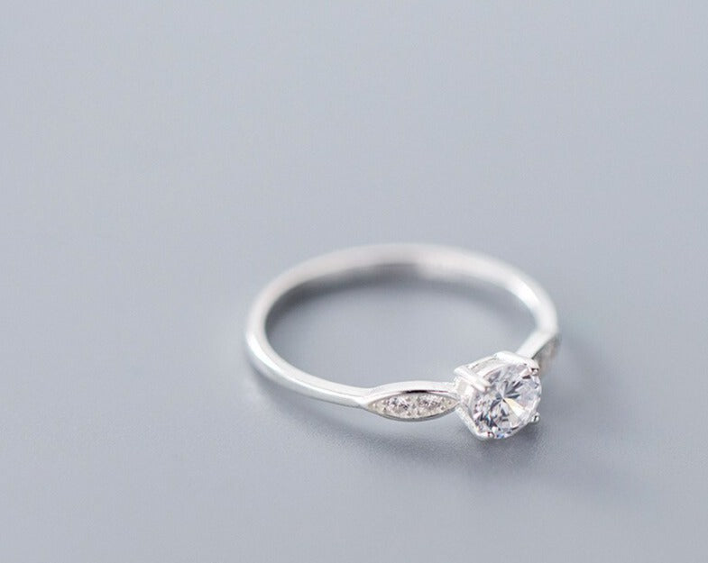 Classico anello di fidanzamento in argento con zirconi