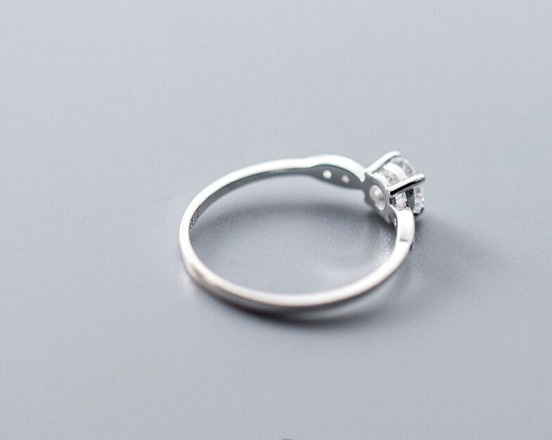 Classico anello di fidanzamento in argento con zirconi