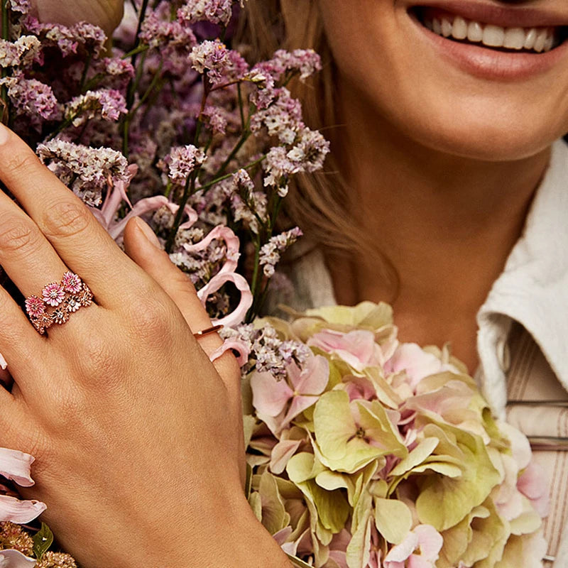 Anello con fiore margherita della collezione e orecchini coordinati