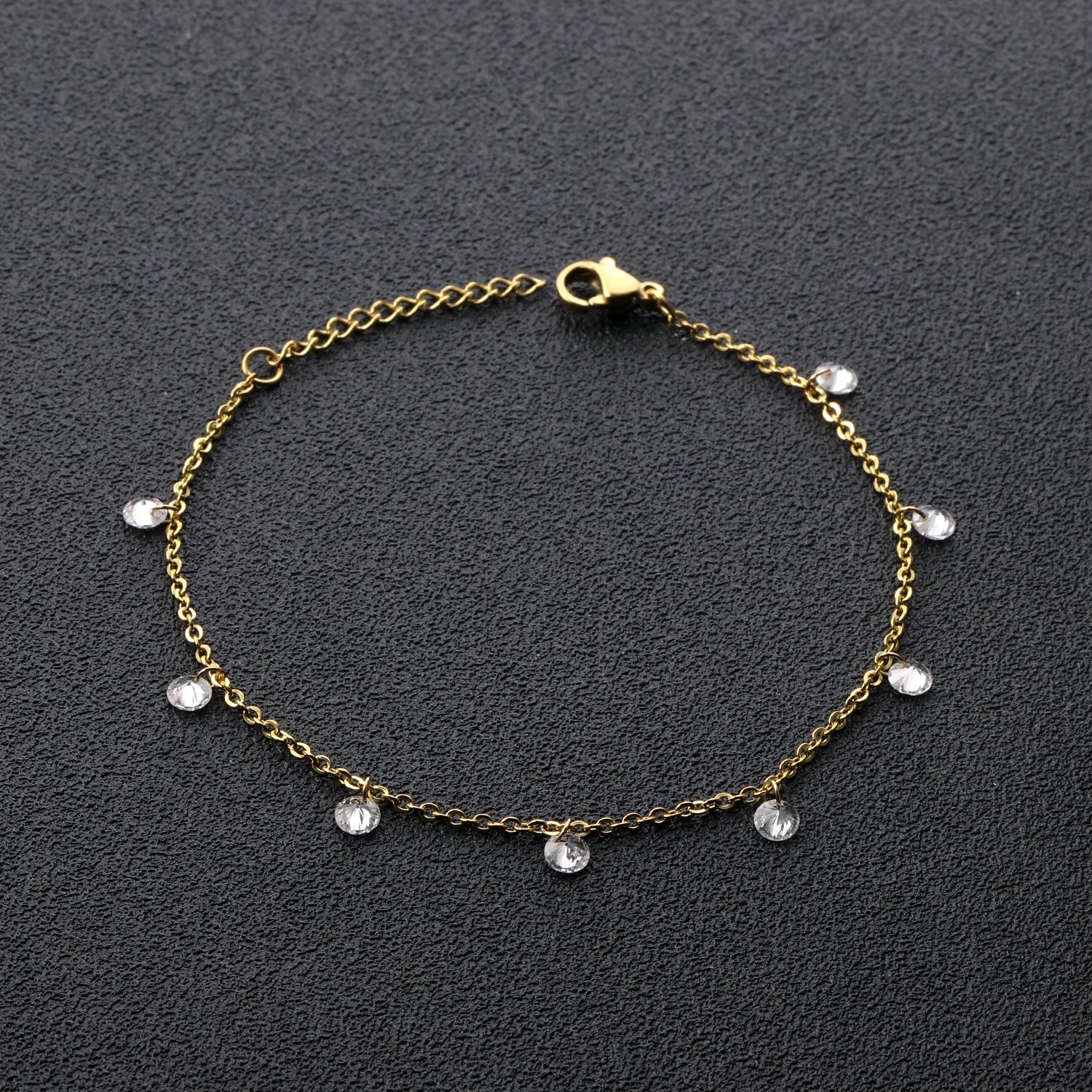 Éclat Éternel : Bracelet Charme en Acier Inoxydable et Zircons Cubiques