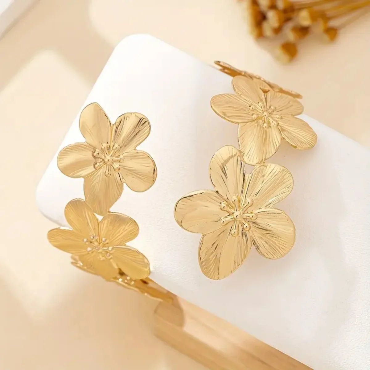 Boho Punk Metal Leaf Flower Upper Arm Bracelet For Women Girl Fashion Geometric Open Cuff Bangle Adjustable Armband Jewelry Gift