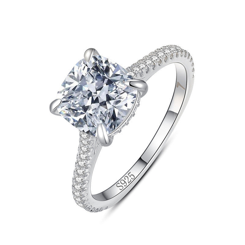 Anello di fidanzamento con diamante incastonato pregiato