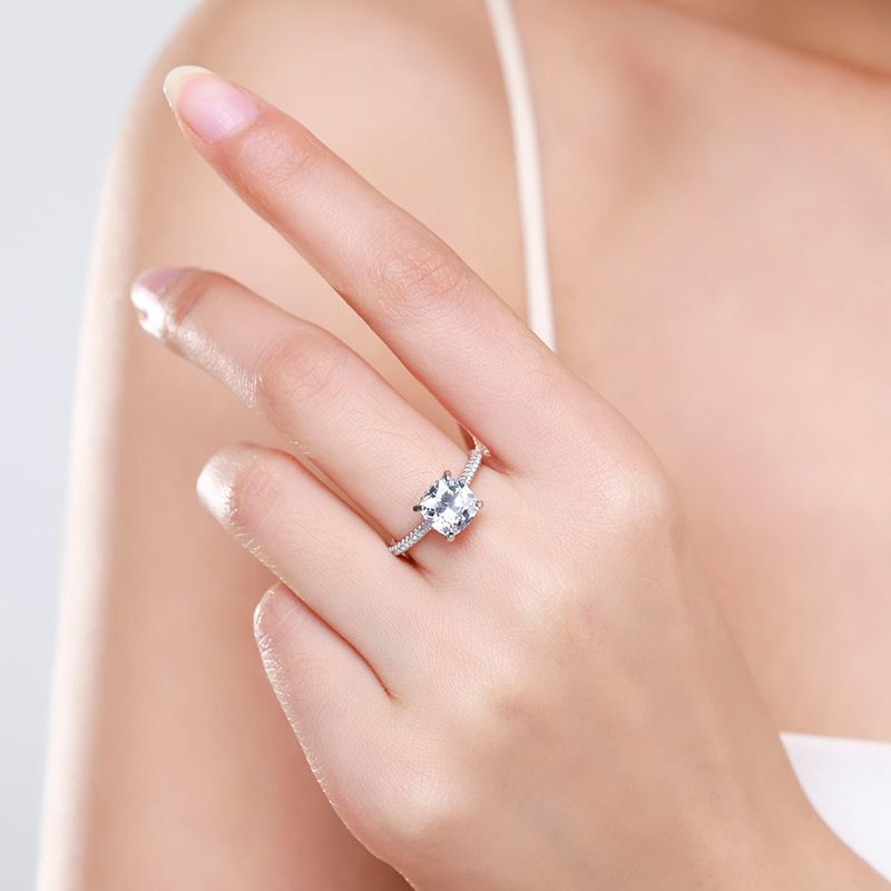 Anello di fidanzamento con diamante incastonato pregiato